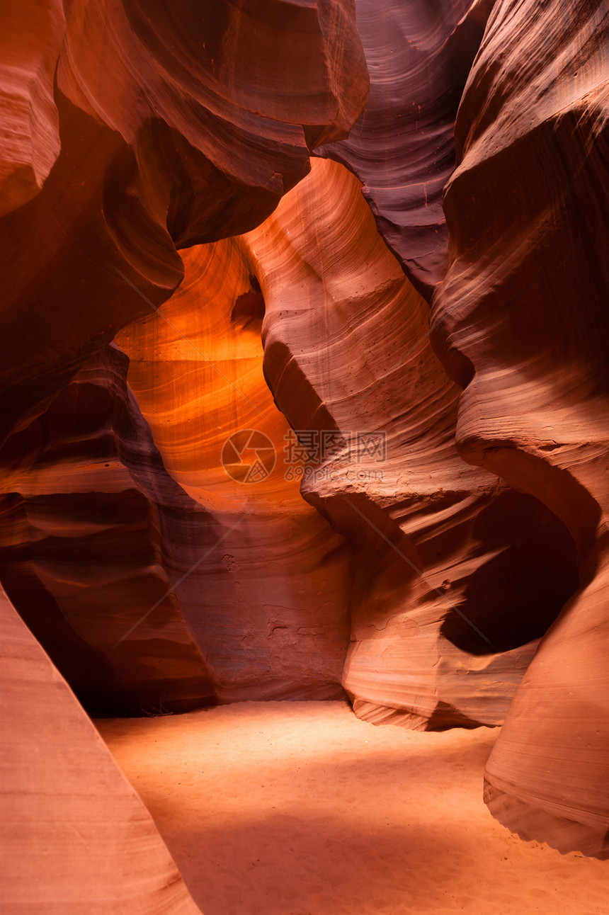 太阳光束穿过山岩砂岩石岩蚂蚁洞穴峡谷砂岩阳光旅游假期橙子阴影旅行沙漠地质学羚羊图片