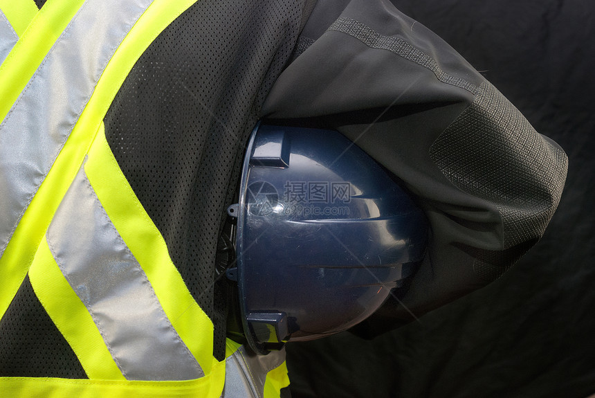 建筑工人持着铁腕的硬帽工人工作工程师工作服领班黑色安全职场成人头盔图片
