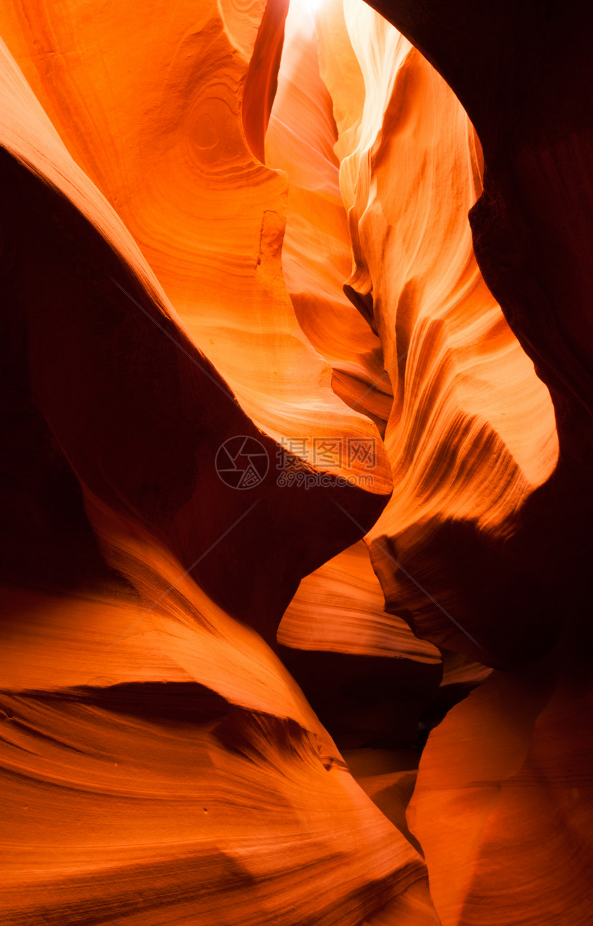 太阳光束穿过山岩砂岩石岩蚂蚁洞穴峡谷橙子旅游砂岩地标河床命令地质学沙漠石头阴影图片