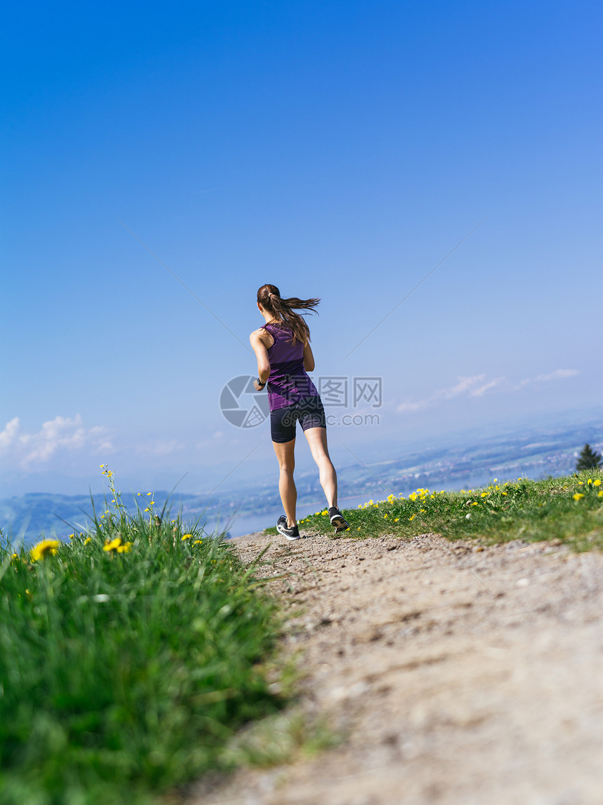 妇女在乡村道路上奔跑图片