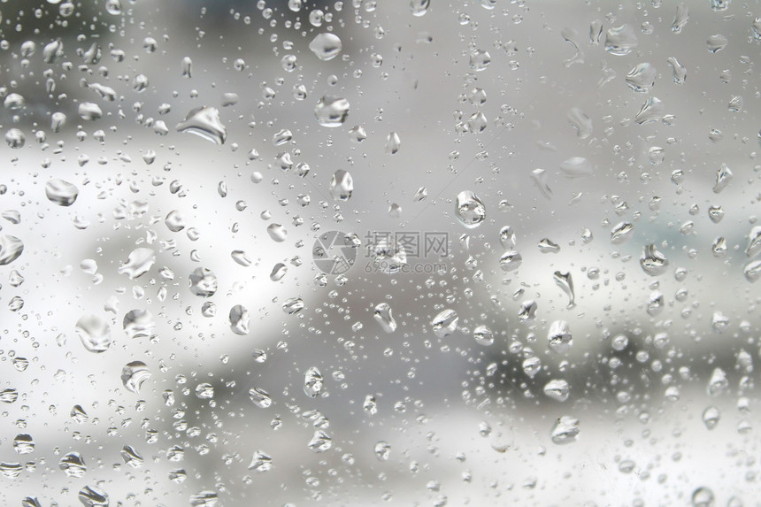 窗户上的雨滴玻璃液体气泡团体水滴反射灰色天气图片