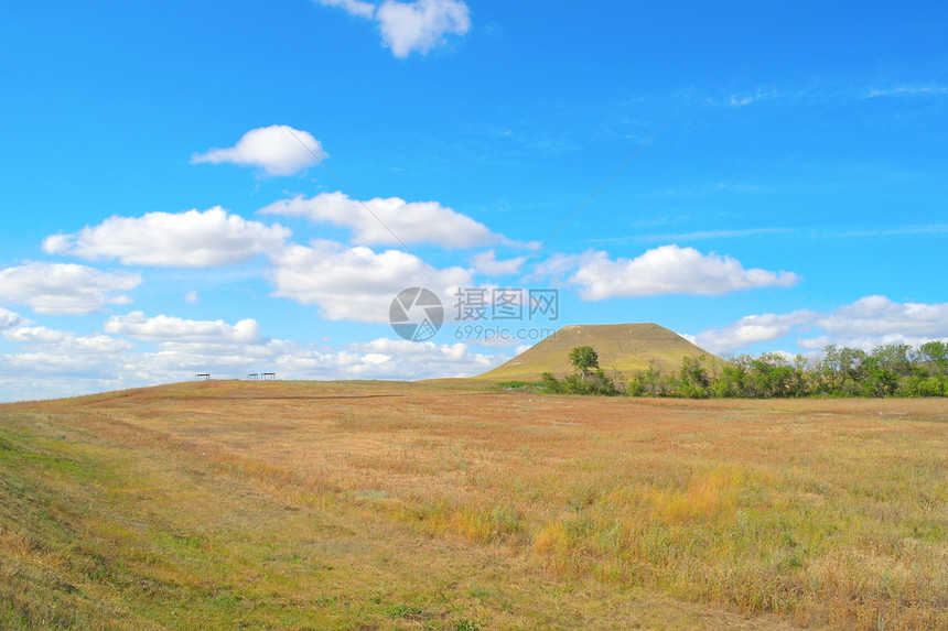 美丽的夏季风景绿色水平天空草地蓝色乡村场地太阳场景土地图片