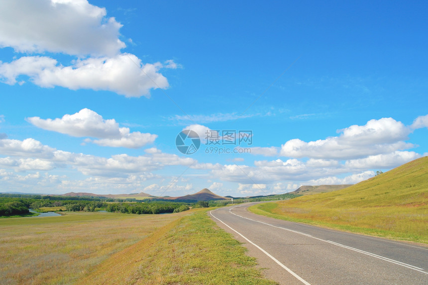 拥有高速公路的美丽的夏季风景草原衬套划分土地天空太阳森林绿色摄影蓝色图片
