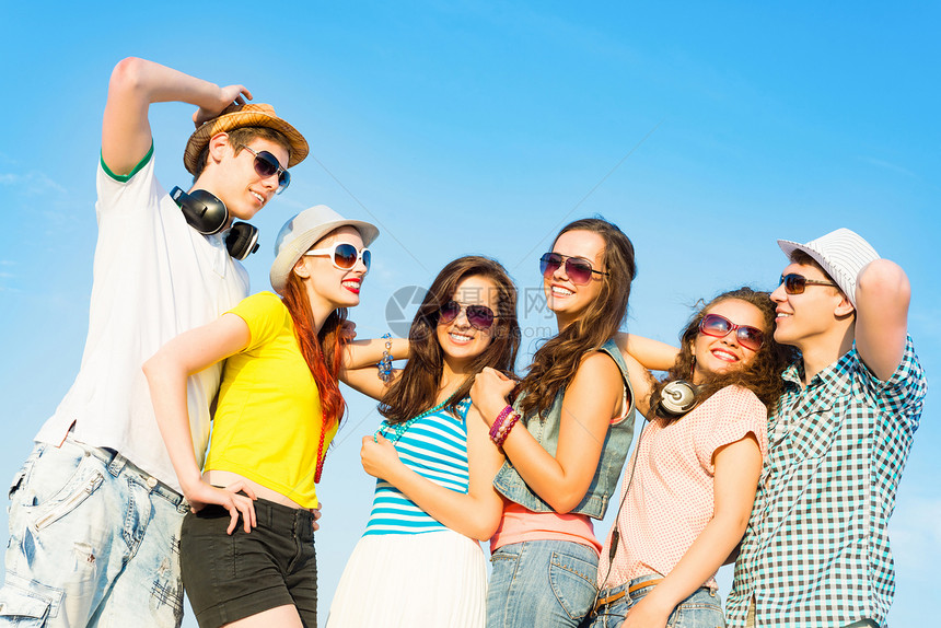 身戴太阳眼镜和帽子的青年群体男性朋友们阳光照射蓝色庆典活力乐趣友谊娱乐精力图片