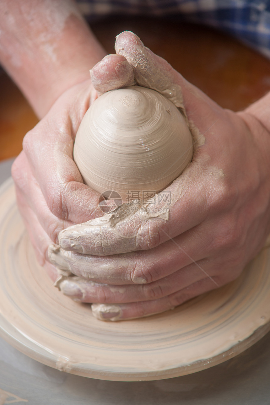陶匠的手制造业工艺专注压力女士陶器模具作坊旋转工作图片