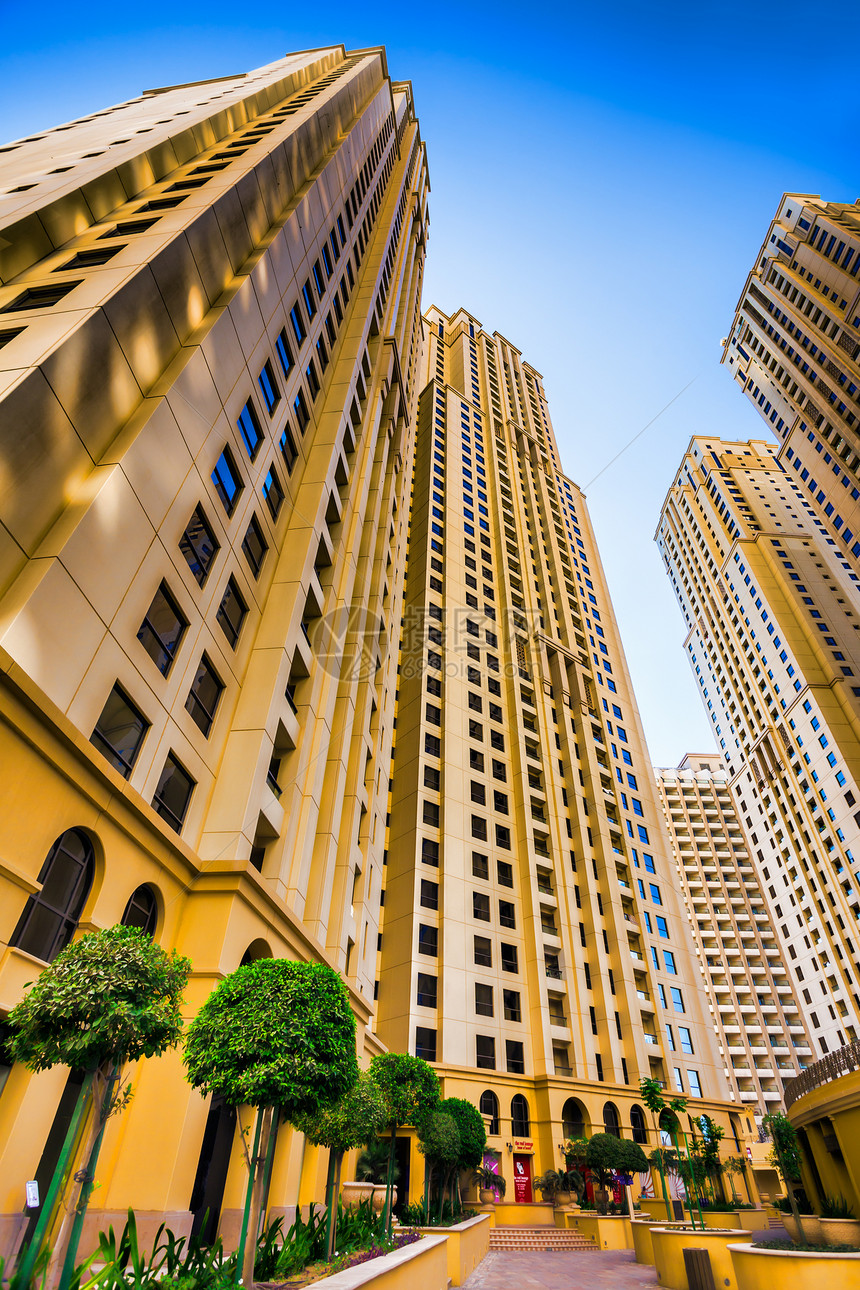 阿联酋迪拜高楼建筑和街道奢华建筑学窗户生活生长玻璃金融住宅商业摩天大楼图片
