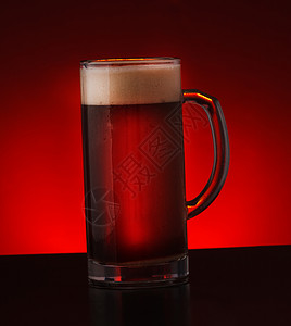 深底的啤酒杯高脚杯黄色酿造液体玻璃酒吧饮料啤酒背景图片