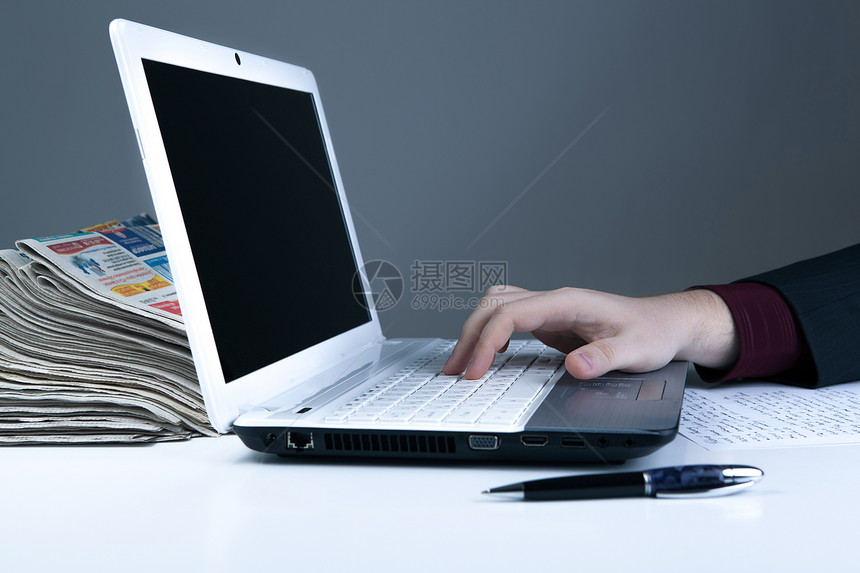 笔记本键盘6上的人手写作桌面商务手指工作商业打印文档硬件男人图片