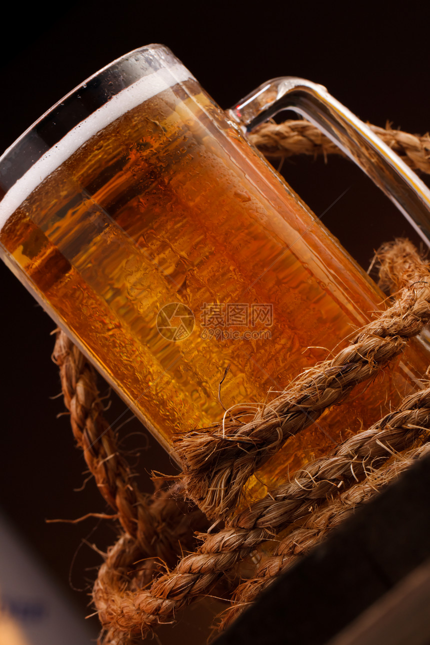深底的啤酒杯黄色玻璃酒吧啤酒液体饮料高脚杯酿造图片
