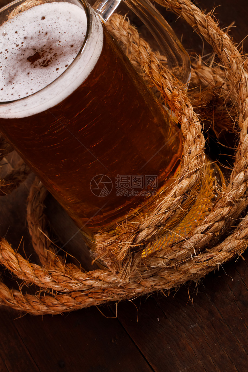深底的啤酒杯酒吧啤酒黄色玻璃高脚杯酿造饮料液体图片