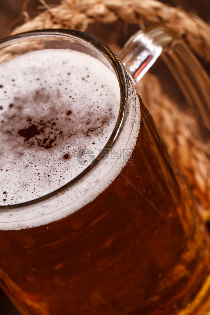 深底的啤酒杯玻璃饮料啤酒高脚杯酒吧酿造黄色液体图片