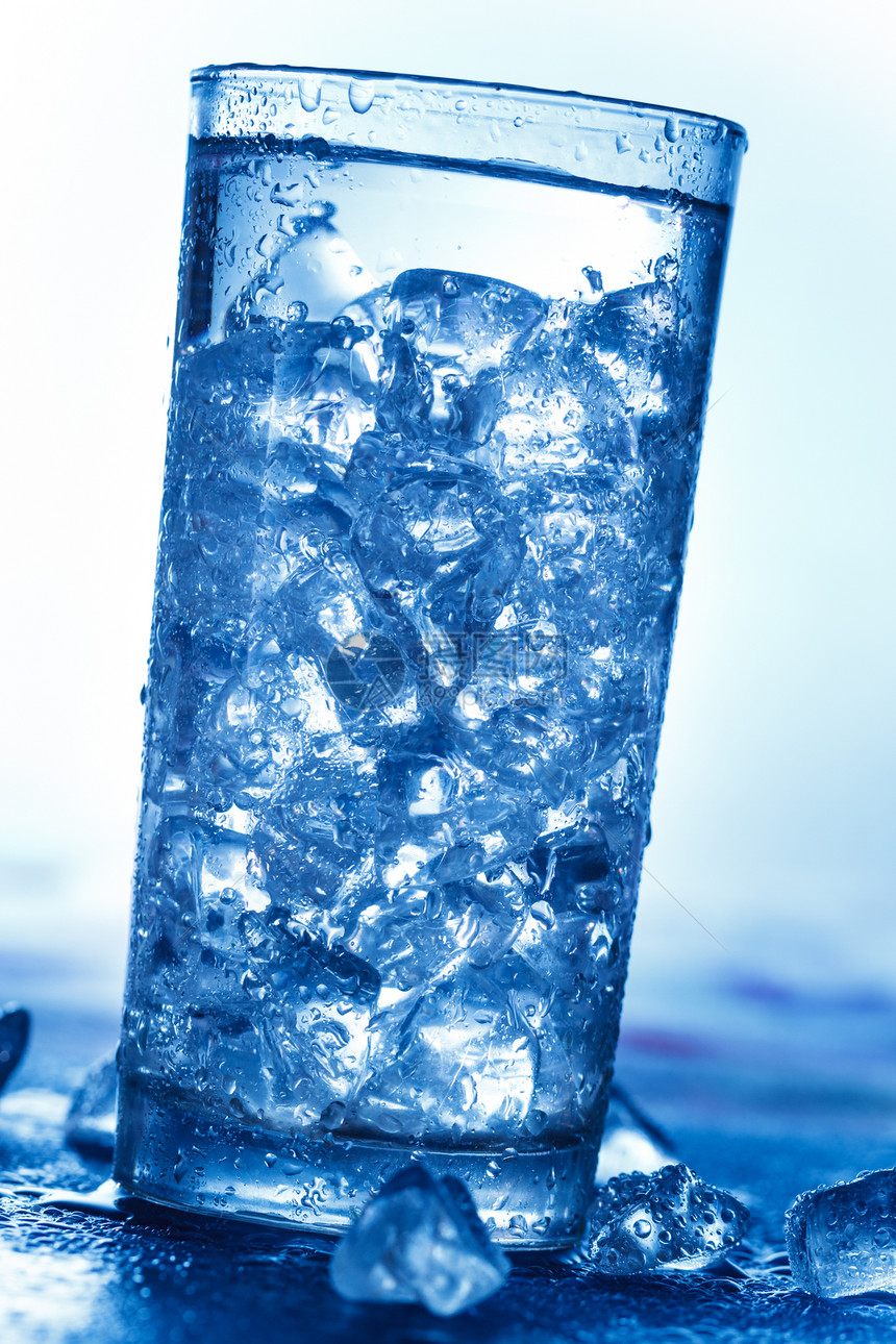 玻璃杯加冰立方体蓝色反射液体杯子玻璃图片