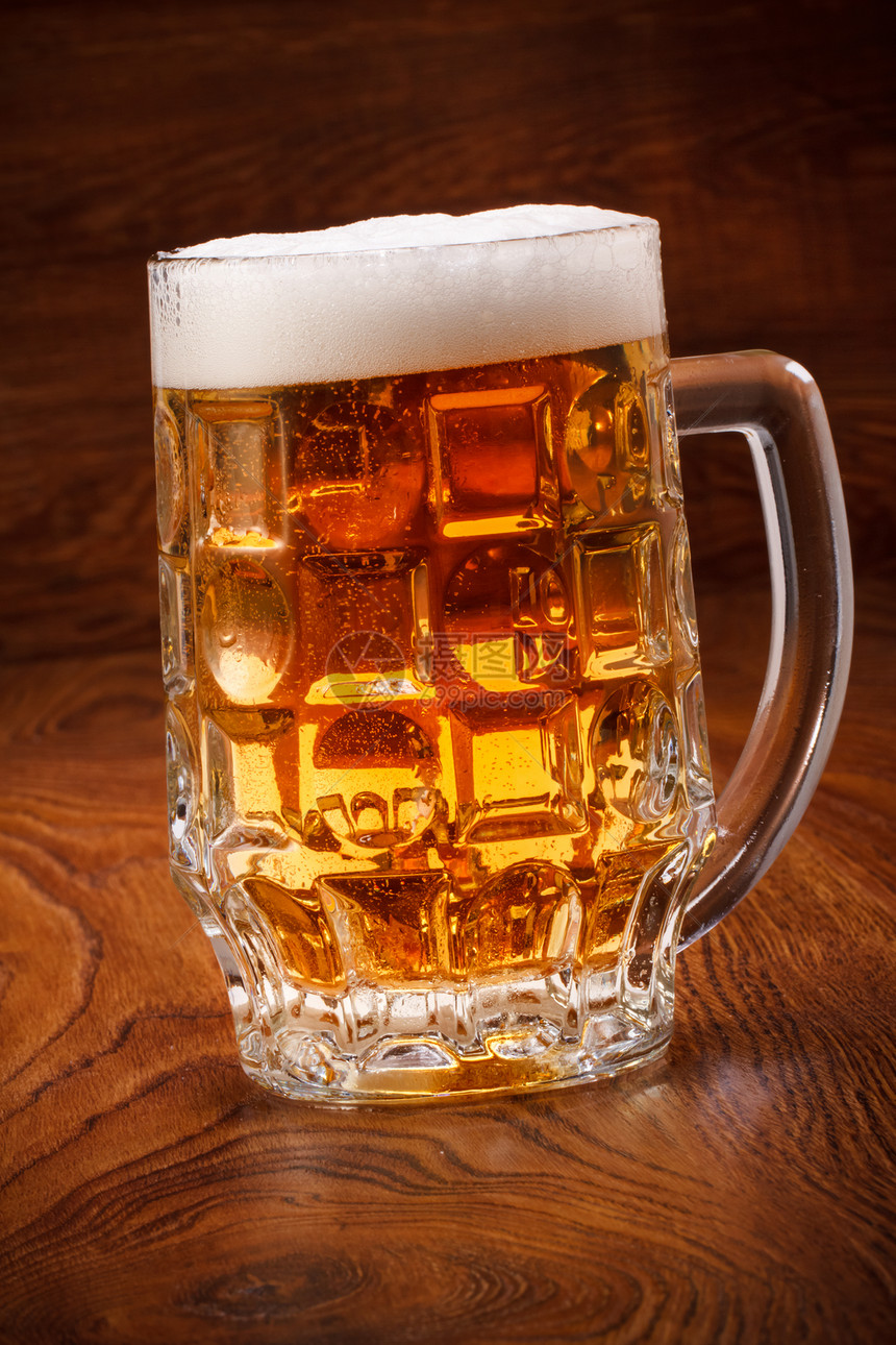 深底的啤酒杯黄色饮料酒吧高脚杯玻璃酿造液体啤酒图片