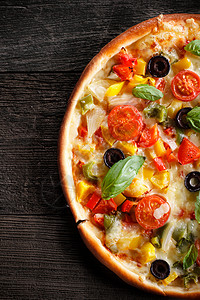 在木背景的比萨饼萨拉米番茄高清图片