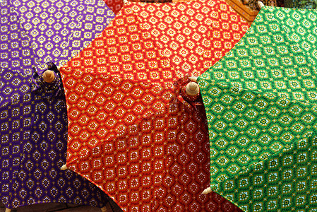 泰式雨伞木头织物绿色手工红色丝绸背景图片