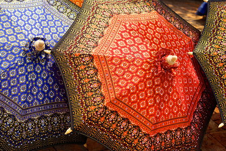 泰式雨伞木头红色绿色织物丝绸手工背景图片