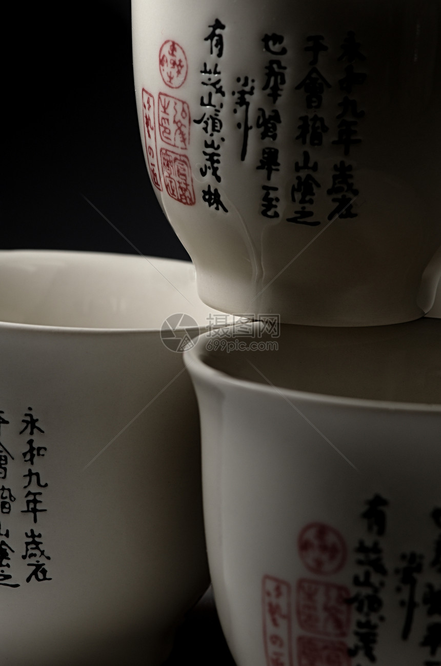 三个中国杯盘子茶壶仪式健康飞碟饮料文化装饰品阴影制品图片