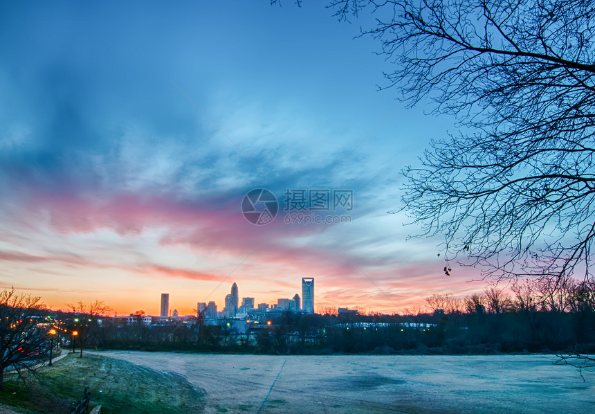 清晨黎明在市区Charlotte市天际线上日出摩天大楼交通城市驾驶蓝色数控天空黄色建筑学图片