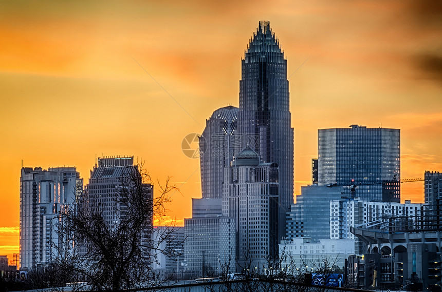 清晨黎明在市区Charlotte市天际线上日出交通蓝色城市黄色摩天大楼数控驾驶天空建筑学图片