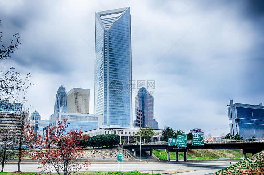 清晨黎明在市区Charlotte市天际线上日出数控黄色天空蓝色建筑学城市交通驾驶摩天大楼图片