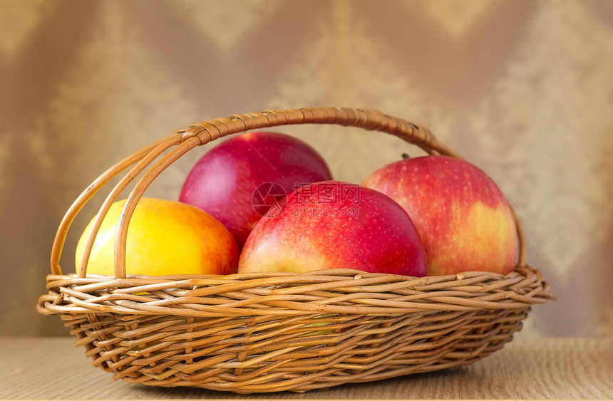 大苹果在摇晃的篮子里花园绿色维生素市场食物季节农业农场饮食生物图片