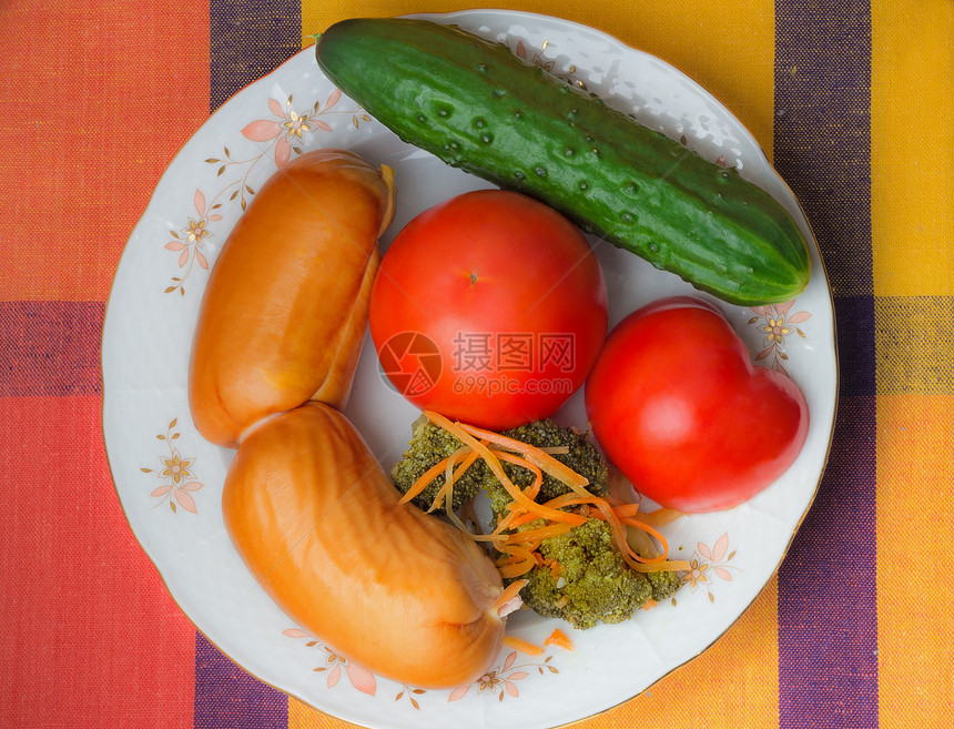 两个大香肠和蔬菜 在白色的盘子上产品牛肉油炸食物棕色黄瓜营养烹饪猪肉小吃图片