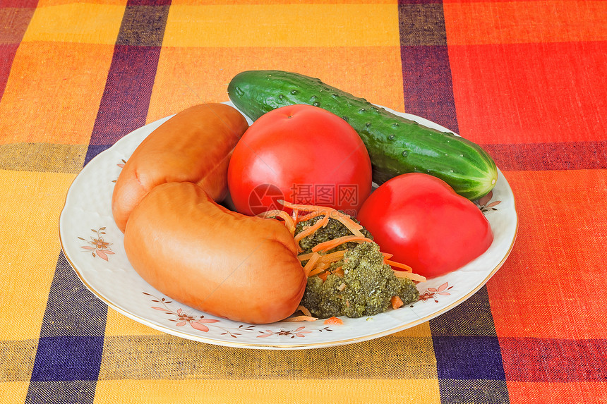 两个大香肠和蔬菜 在白色的盘子上熏制美味食物萝卜烹饪小吃油炸美食产品黄瓜图片