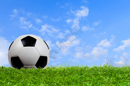炫彩蓝色球青蓝天空的草地上的足球球背景