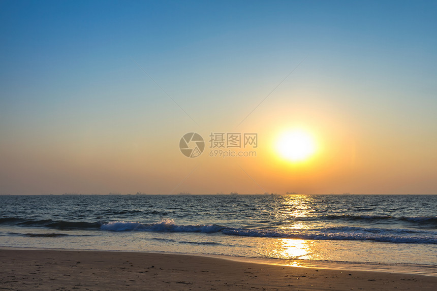 海滨日落地平线太阳海洋野生动物情绪天空支撑海浪海岸线海滩图片