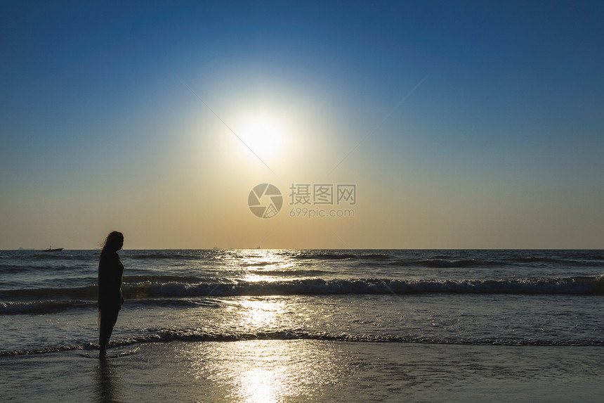 海滨日出太阳极光女孩海滩海岸海洋女士破晓海浪海景图片