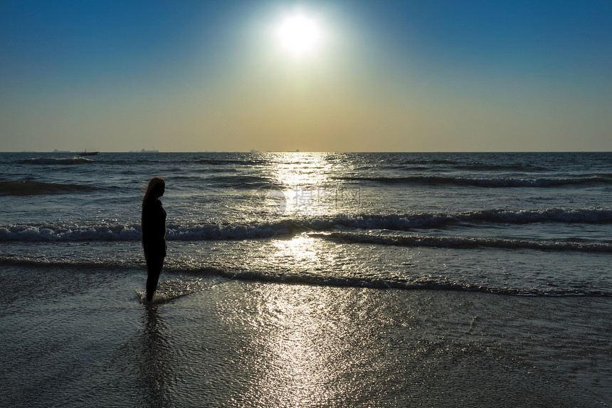 海滨日出海景极光地平线太阳情绪海浪反射海岸线女士女孩图片