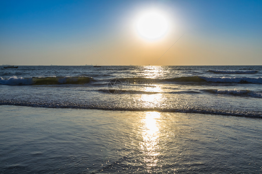 海滨日出海浪太阳破晓日光反射窥视海滩海洋极光海岸线图片