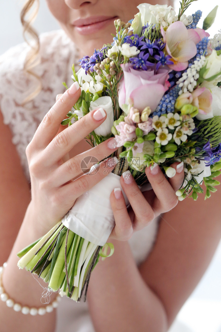婚礼 美丽的新娘女孩花束女士珍珠订婚项链裙子玫瑰庆典花朵图片