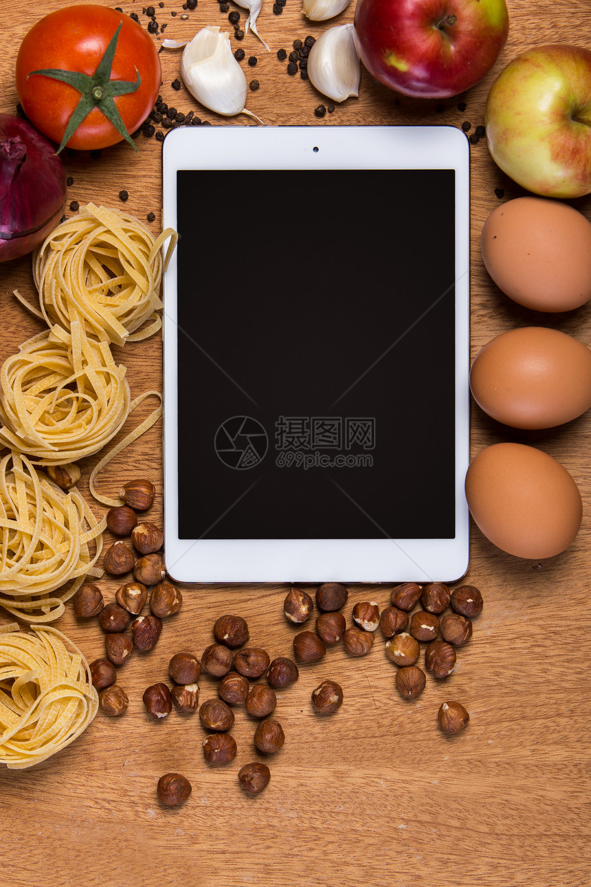 厨房 平板和食品食物传统屏幕烘烤用具木头桌子厨师触摸屏标签图片