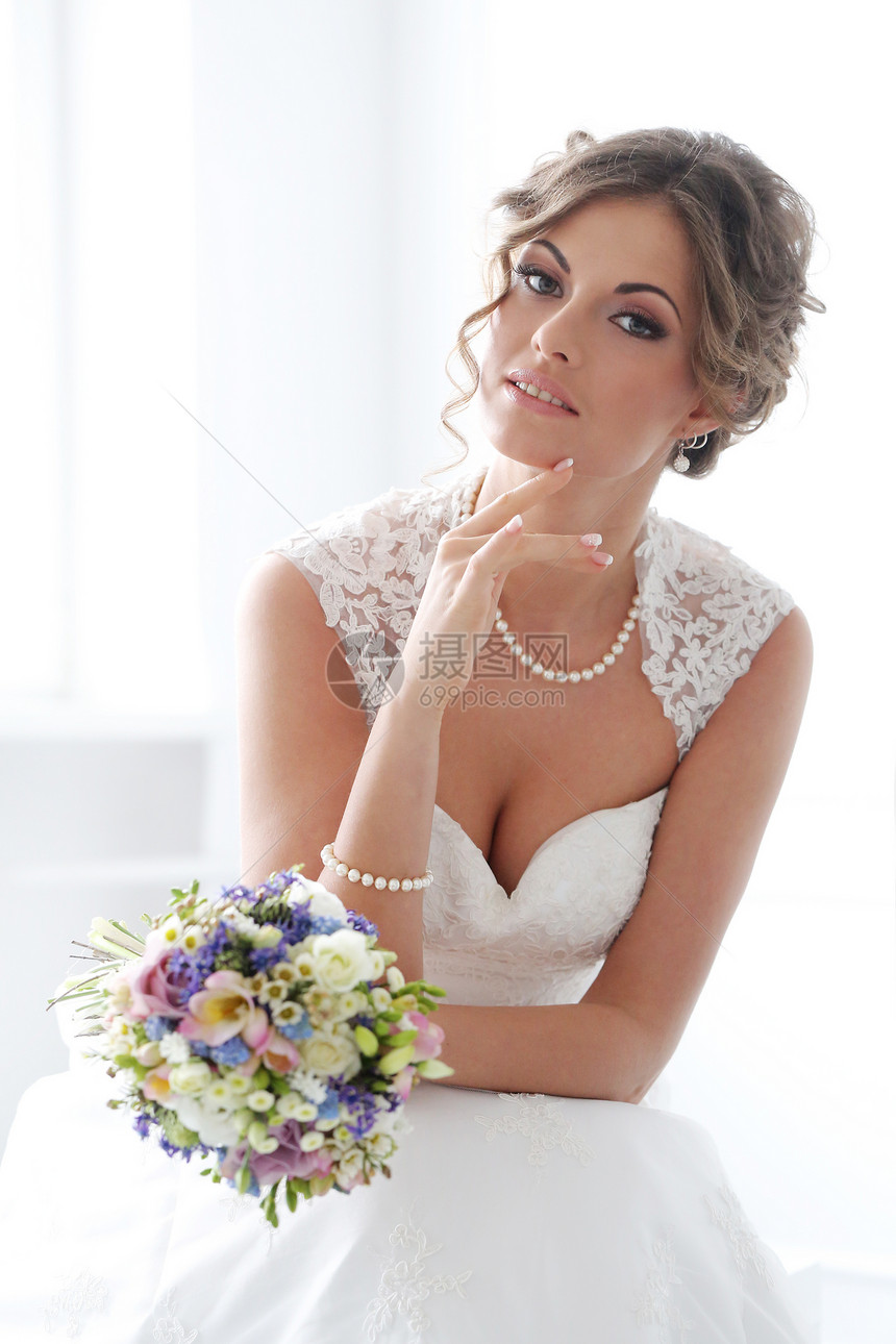 婚礼 美丽的新娘花朵幸福衣服女性头发裙子庆典女士化妆品项链图片