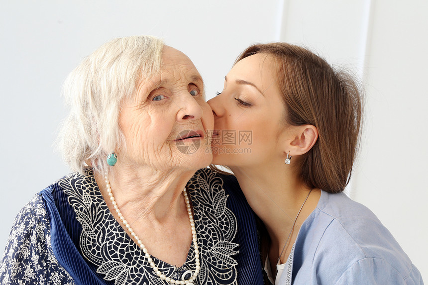 带孙女的老年妇女鼻子长老微笑家庭公寓头发皮肤发型女性耳环图片