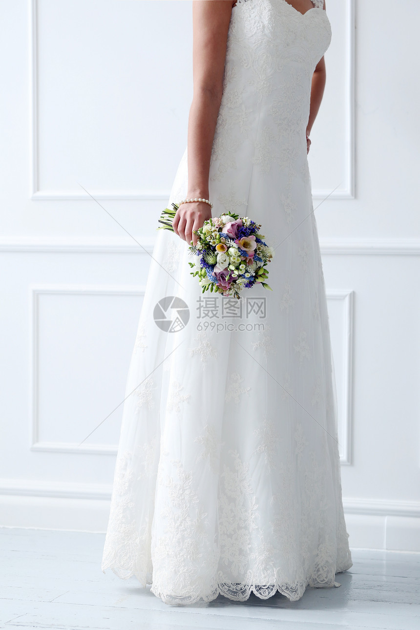 婚礼 美丽的新娘花朵裙子女孩幸福衣服女士成人订婚紫色花束图片