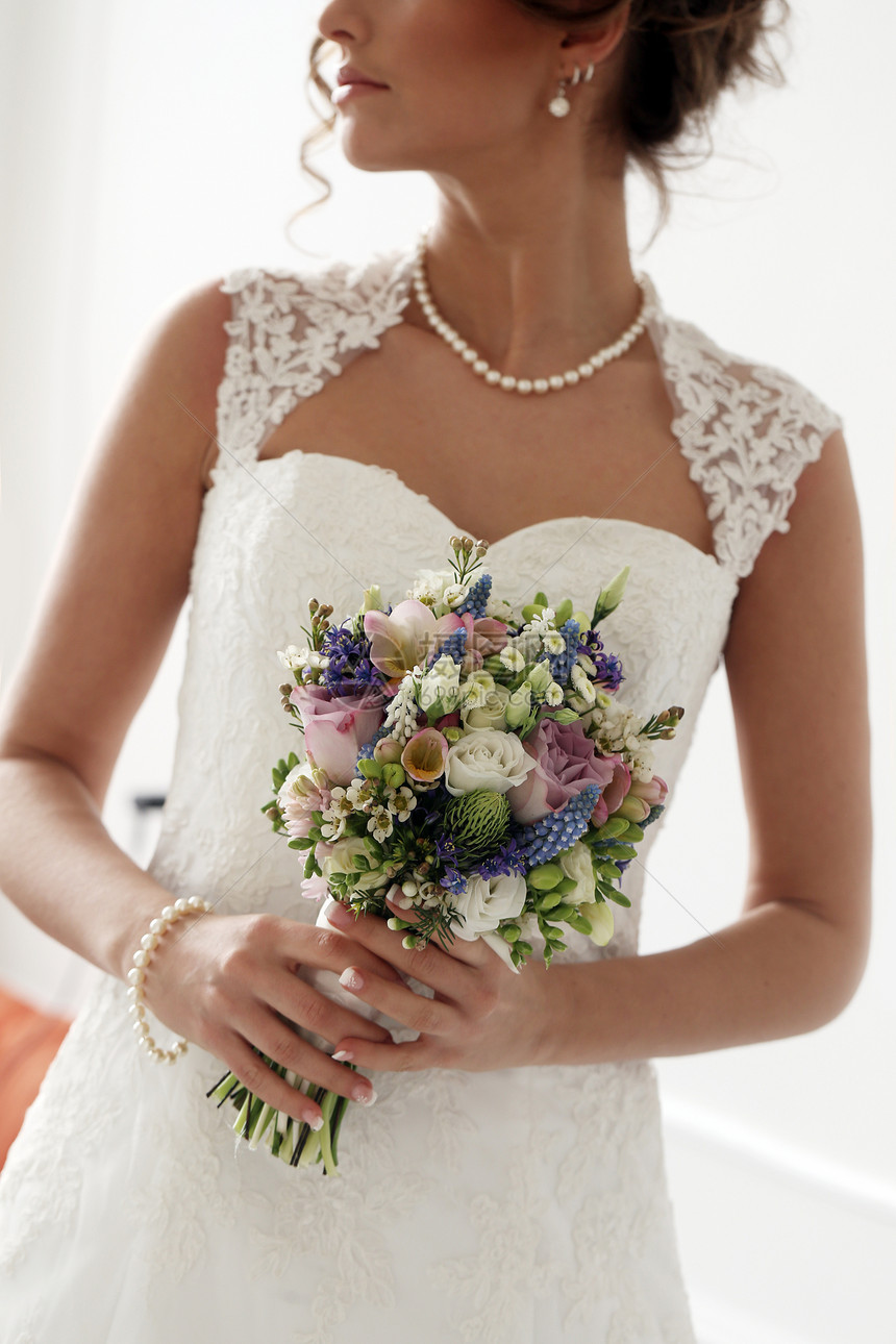 婚礼 美丽的新娘玫瑰庆典紫色女性项链裙子女士衣服珍珠女孩图片