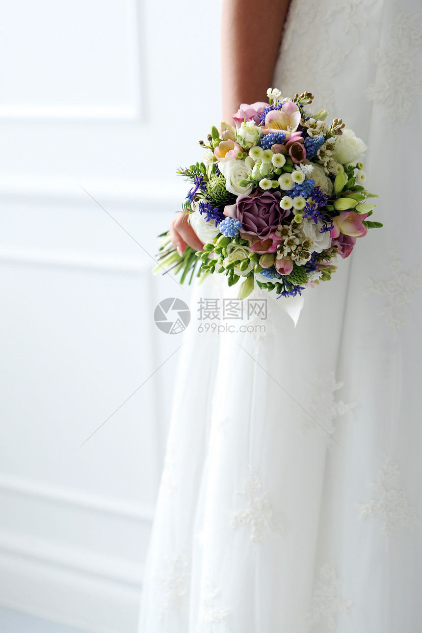 婚礼 美丽的新娘幸福紫色裙子花束珍珠项链衣服花朵订婚女士图片