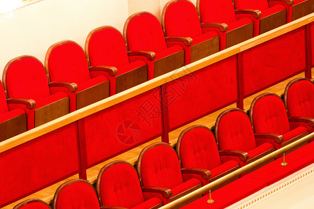 歌剧和芭蕾剧院内部金子窗帘装饰品红色礼堂纺织品扶手戏剧艺术座位背景图片