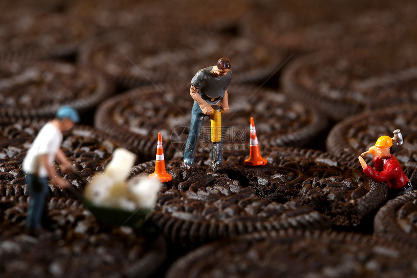 建筑工人与曲奇公司概念形象的建筑工人巧克力喜剧塑料创造力尺寸工具错误食物时代工作图片