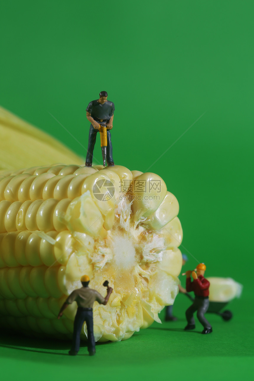 C 概念食品形象与C的微型建筑工人和C塑料棒子创造力喜剧错误工作绿色尺寸黄色玉米图片