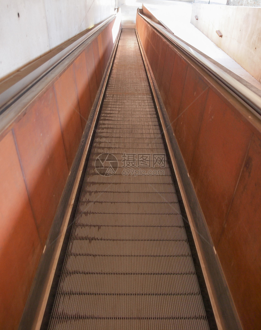 电扶车轨道民众楼梯车站过境管子运输交通地铁图片