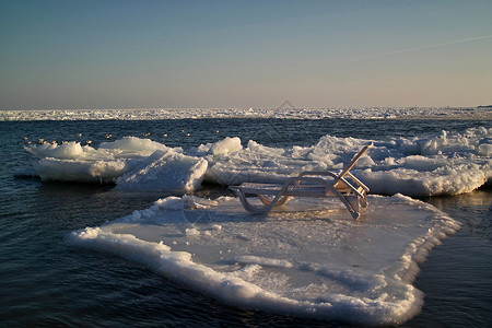 冰河上的追逐休息室海面躺椅冷水海水旅游大海高清图片