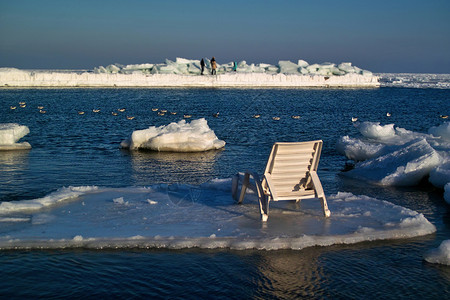 冰河上的追逐休息室大海海面海水躺椅冷水旅游高清图片