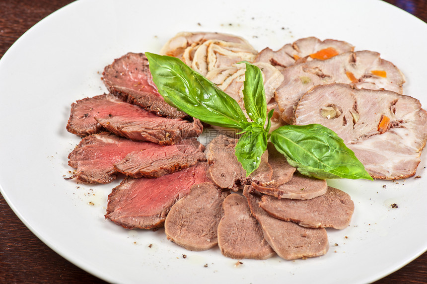 特写肉类切肉熟食餐厅牛肉菜单盘子正方形蔬菜小吃用餐美食图片