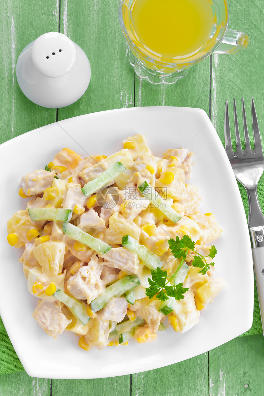 配鸡和菠萝的沙律水果玉米胸部小吃餐厅食物菜单美食饮食桌子图片