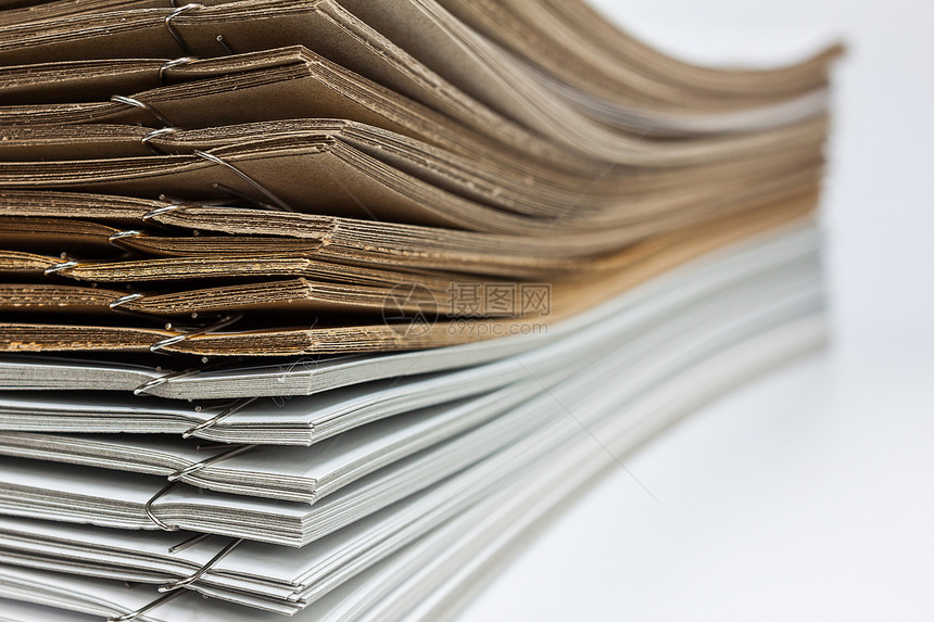 棕色和白色纸堆空白组织工作报告商业文档数据办公室夹子图片