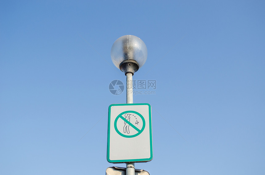 在街灯上乱丢街道上的警示标志绿色说明操作信号回收城市安全民众生态垃圾图片