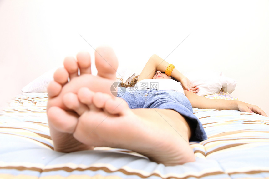 躺在床上就寝毯子青少年脚趾卧室成人唤醒女性房间女孩图片